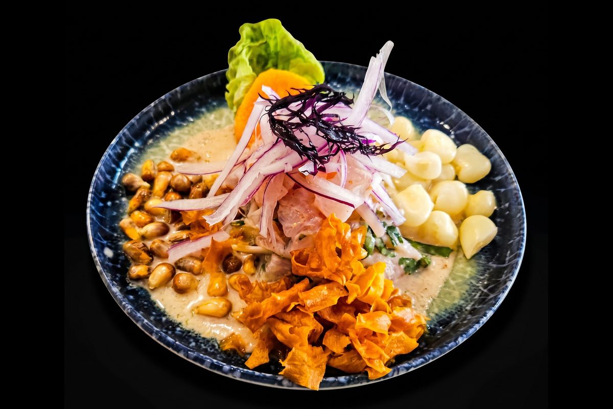 Ceviche de pescado con cancha, choclo y camote