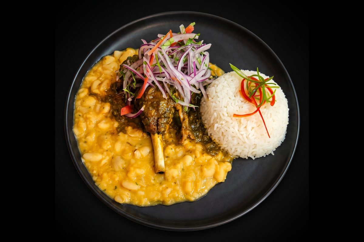 Seco de cordero con frejoles y arroz